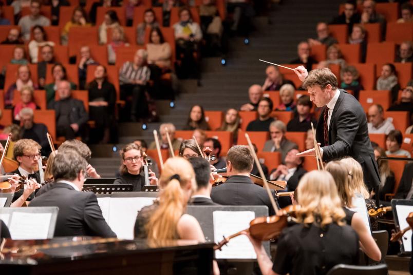 
	Er schwingt den Taktstock: Nikolaus Müller leitet seit 2016 die Ensembles der Universitätsmusik am Musischen Zentrum der RUB – Chor und Orchester. Zugleich ist er künstlerischer Leiter der Robert-Franz-Singakademie in Halle an der Saale. Seine erste musikalische Ausbildung erhielt er am renommierten Leipziger Thomanerchor.
