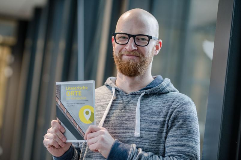 Student präsentiert Buch