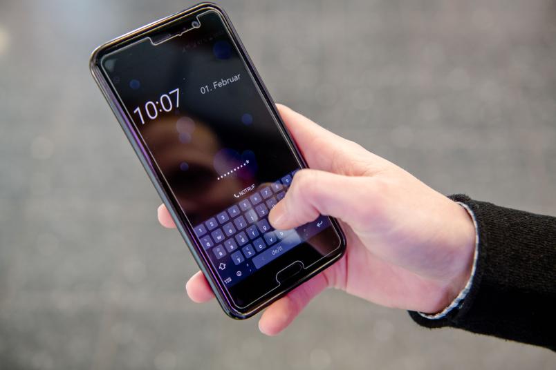 Passwort wird auf Handy eingegeben
