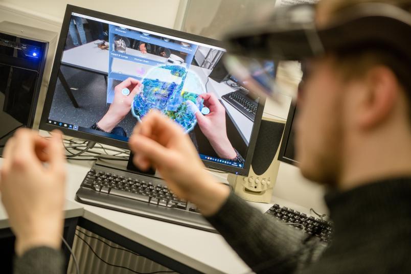 <div>
Im Labor der Maschinenbauinformatik konnten die Schüler in virtuelle Welten eintauchen.</div>