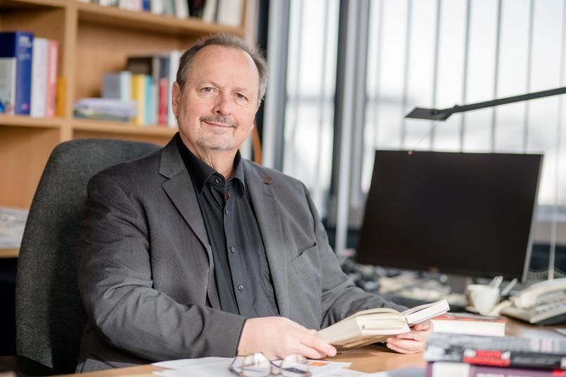 
	Michael Wala hat in Bochum die Professur für die Geschichte Nordamerikas inne.
