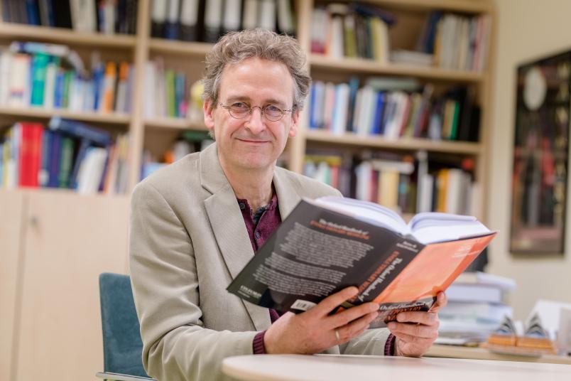 Martin Brüne mit dem Oxford Handbook of Evolutionary Medicine