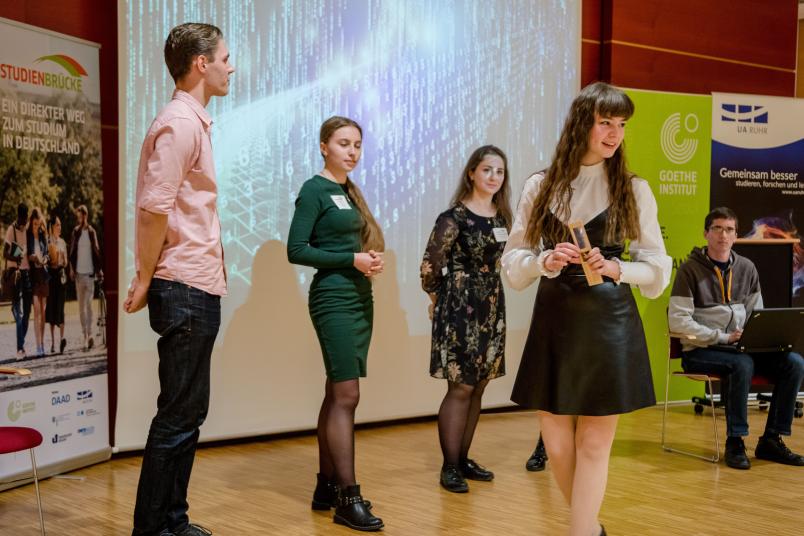 Anastasiia Sliusar (vorne) ist eine von über 130 „Studienbrücklern“