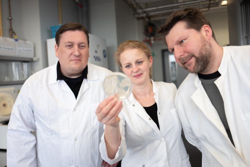 
	Harald Platta, Rebecca Brinkmeier und Thomas Mastalski (von links) im Labor an der Ruhr-Universität
