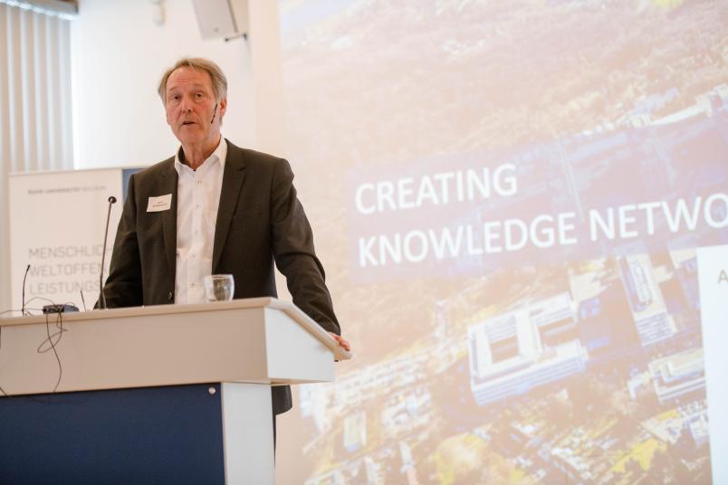 Rektor Axel Schölmerich hat die Strategie der RUB vorgestellt – hier bei der ersten Probe der Begehung im März 2019.