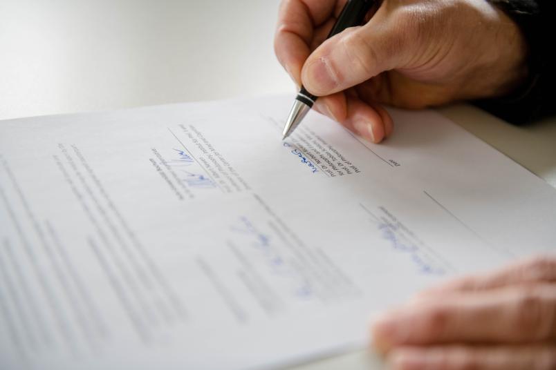Unterschrift wird geleistet