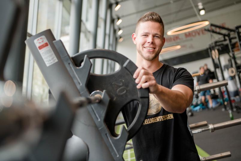 Student im Fitnessstudio
