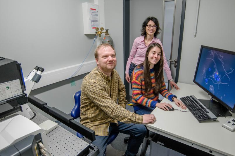 
	Dr. Verian Bader und Ana Sánchez Vicente sind Teil des Forschungsteams um Prof. Dr. Konstanze Winklhofer (im Hintergrund), das die neue Funktion des Lubac-Systems aufdeckte.
