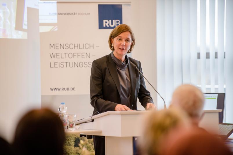 
	Yvonne Gebauer, Ministerin für Schule und Bildung des Landes NRW, freut sich über das Wiedersehen. Im April 2018 hat sie den ersten Jahrgang des Programms zum Start begrüßt.
