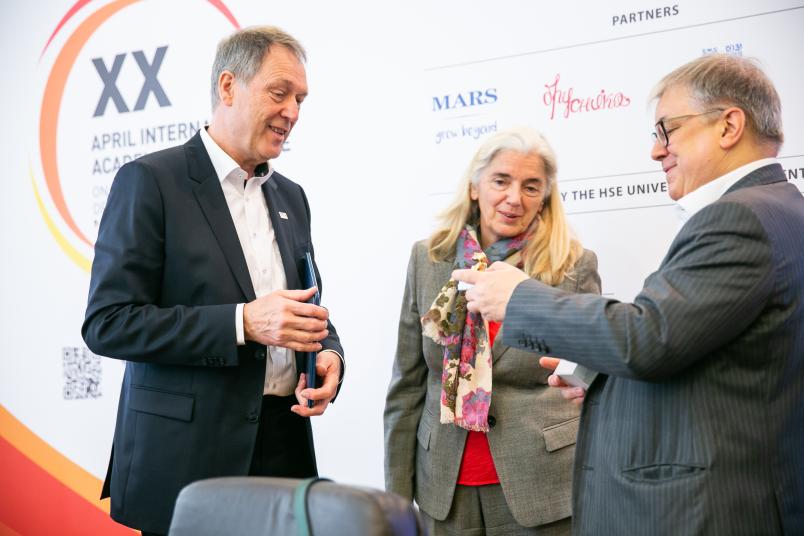 NRW-Wissenschaftsministerin Isabel Pfeiffer-Poensgen mit den Kooperationspartnern: Die Rektoren Axel Schölmerich (links) und Yaroslav Kuzminov haben die deutsch-russische Zusammenarbeit in mehreren Fächern vertieft.