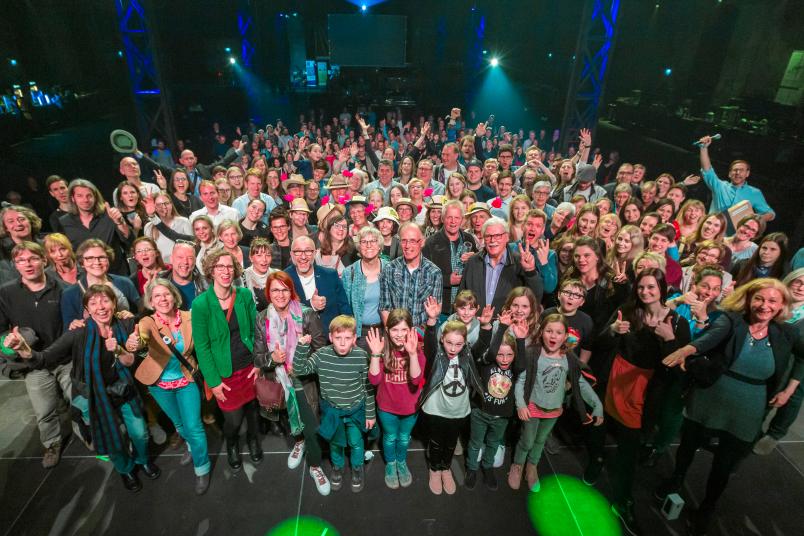 Mehrere 100 Menschen in einer großen Halle zu einem Gruppenbild versammelt