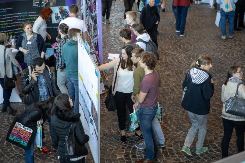 Menschen bei einer Messe