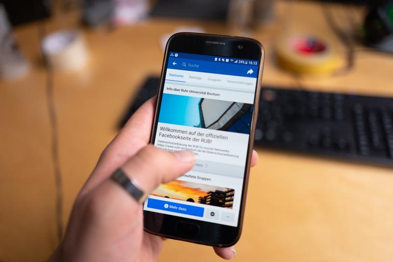 Hand nutzt Smartphone