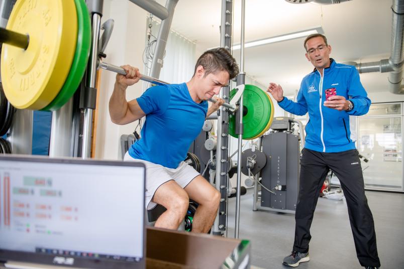 Sportler stemmt ein Gewicht