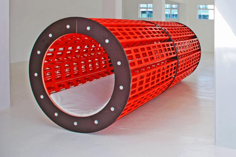Modernes Kunstwerk, rote Röhre