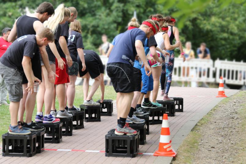 Studierende spielen ein Spiel.