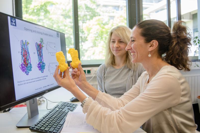 Zwei Forscherinnen mit Molekülmodellen