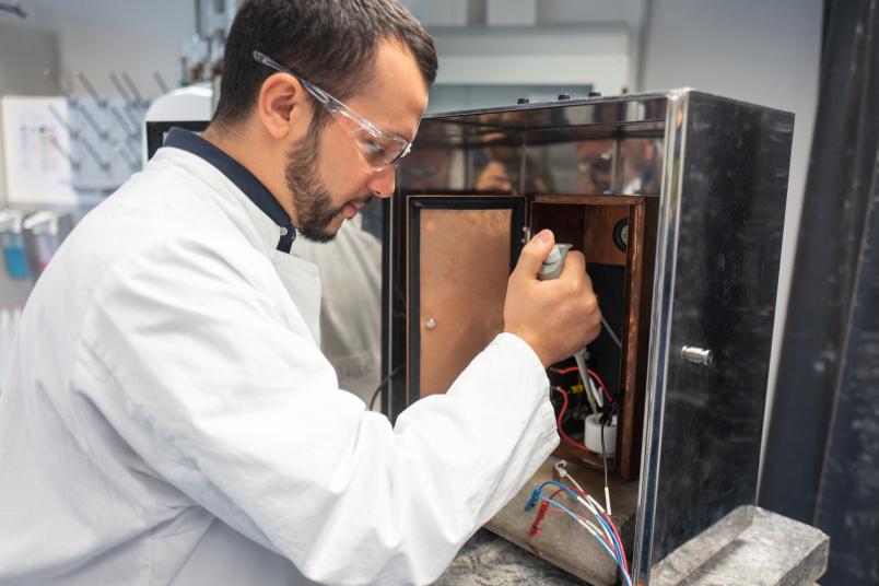 Forscher mit Pipette