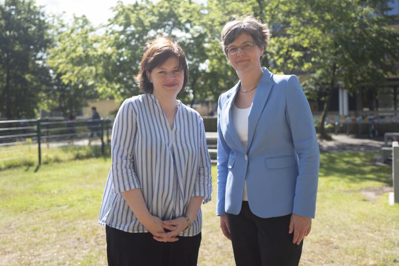 
	Sandra Aßmann (links) und Katrin Sommer leiten das Projekt zur Digitalisierung im Lehramtsstudium.
