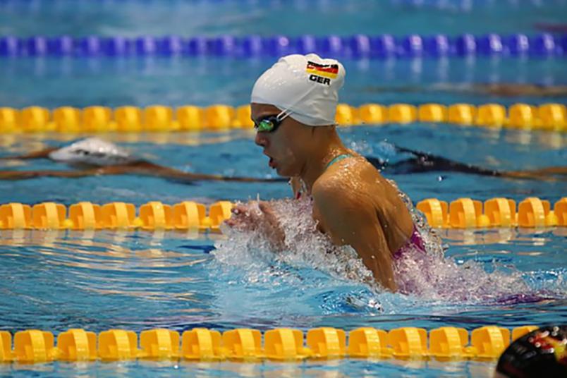 Eine Frau schwimmt
