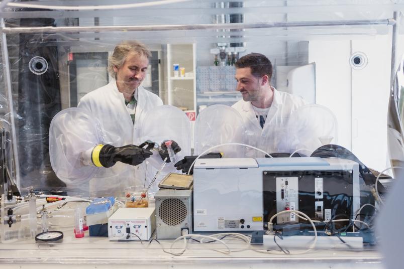 Zwei Forscher arbeiten mit einem Handschuhkasten