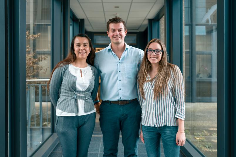 Zwei Studentinnen und ein Dozent