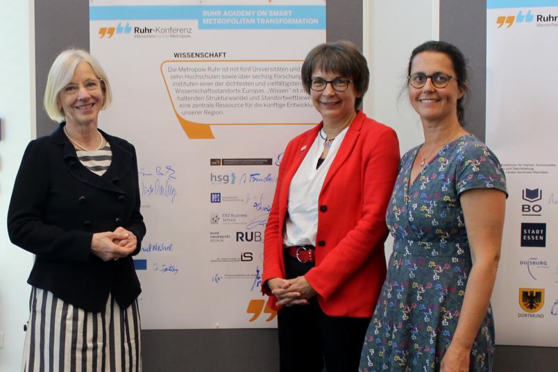 Haben die Absichtserklärung mit unterzeichnet (von links): Prof. Dr. Anne Friedrichs, Präsidentin der Hochschule für Gesundheit, Prof. Dr. Uta Hohn, Prorektorin der RUB, und Prof. Dr. Heike Köckler, Dekanin an der Hochschule für Gesundheit
