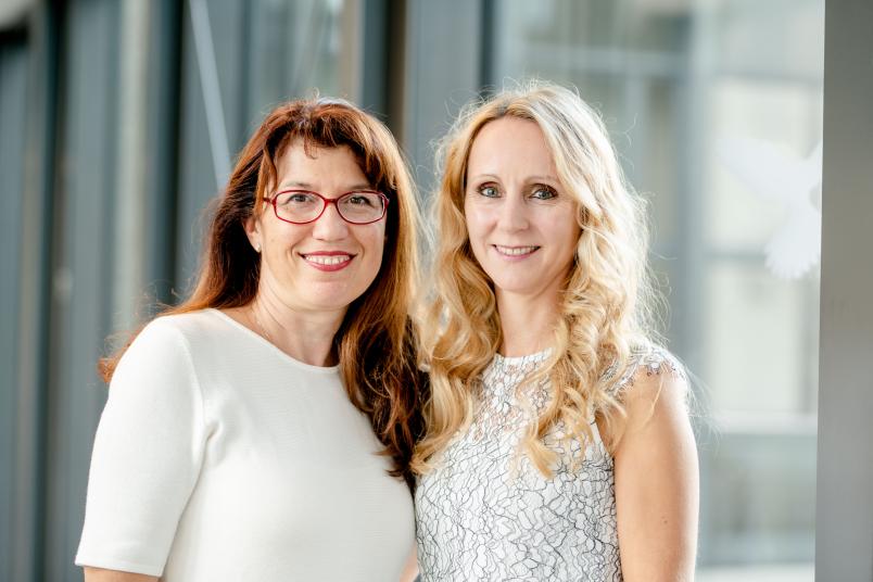 Zwei Frauen, zwischen 40 und 50 Jahre alt