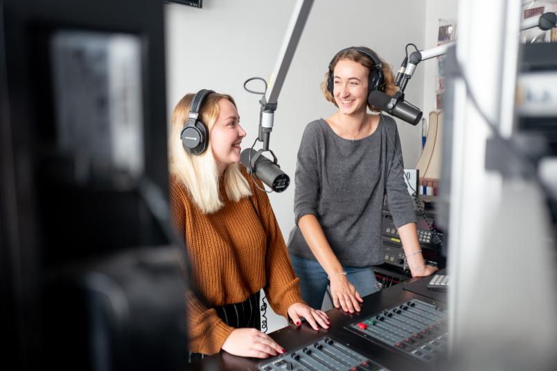 Moderatorinnen im Studio