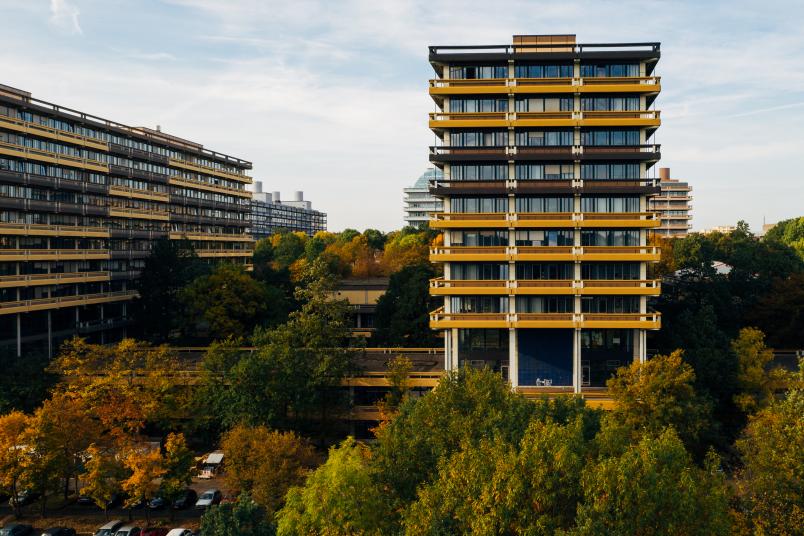 Gebäude auf dem Campus der Ruhr-Universität im Herbst.