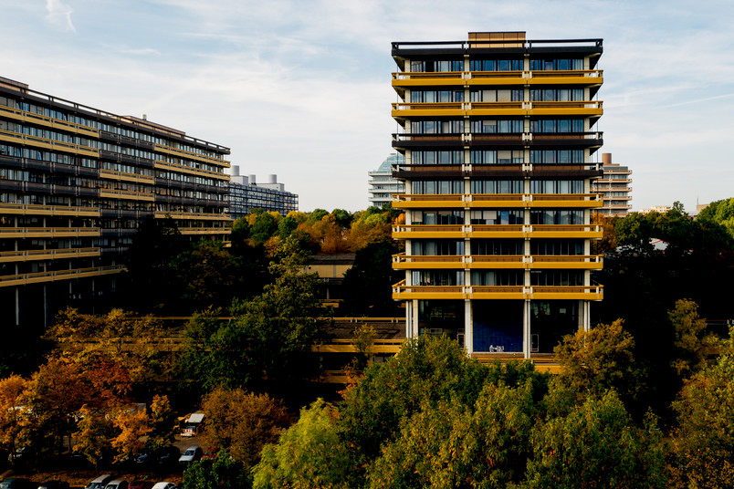 Gebäude auf dem Campus der Ruhr-Universität im Herbst.