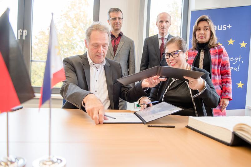 Zwei Personen unterscheiben Dokumente