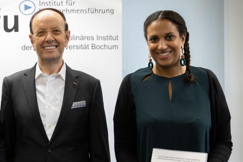 
	Lisa Höckel (rechts) mit dem Stifter des Preises, Werner Deschauer.
