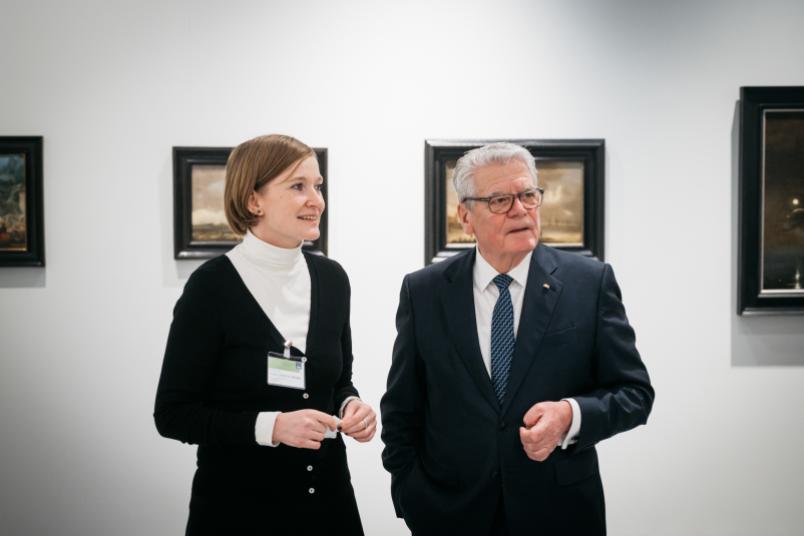 Kuratorin Maria Spiegel und Ex-Bundespräsident Joachim Gauck