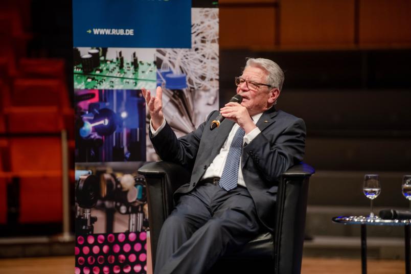 Joachim Gauck diskutiert mit seinem Publikum im Audimax der RUB.
