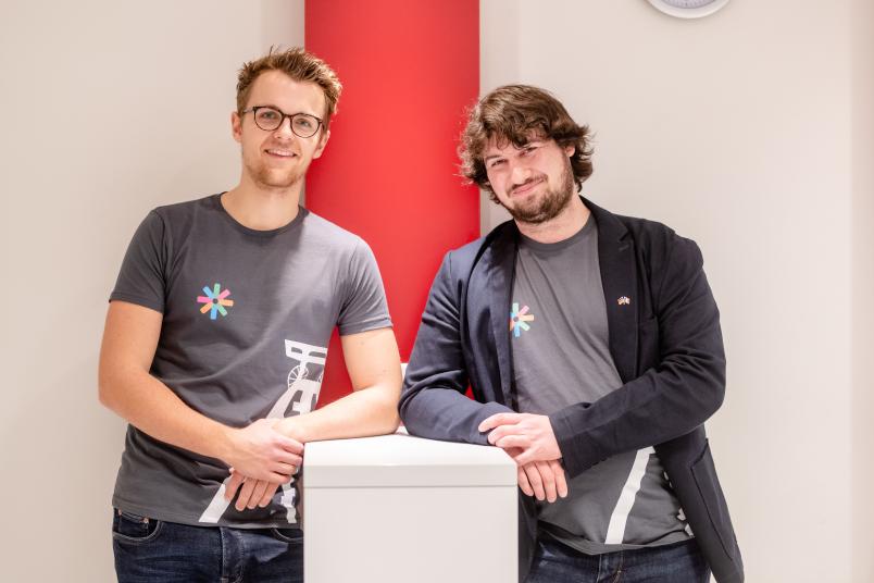 Zwei Studenten an einem Stehtisch