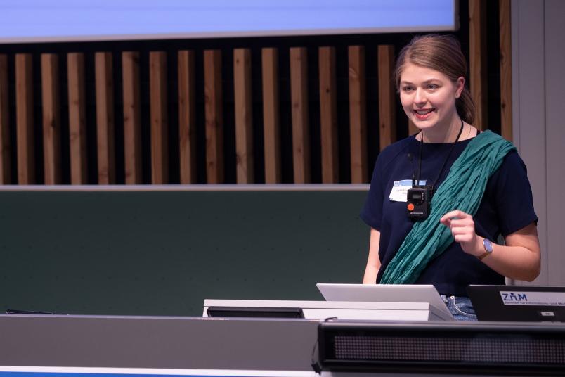Studentin am Rednerpult