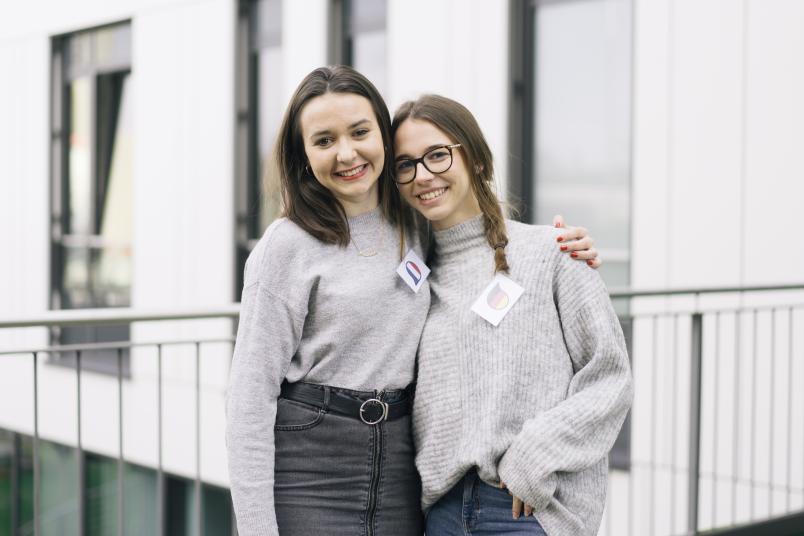 Zwei Studentinnen vor dem SSC
