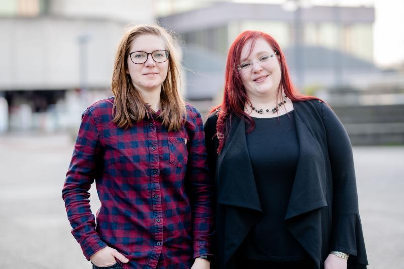 Zwei Studentinnen stehen nebeneinander.