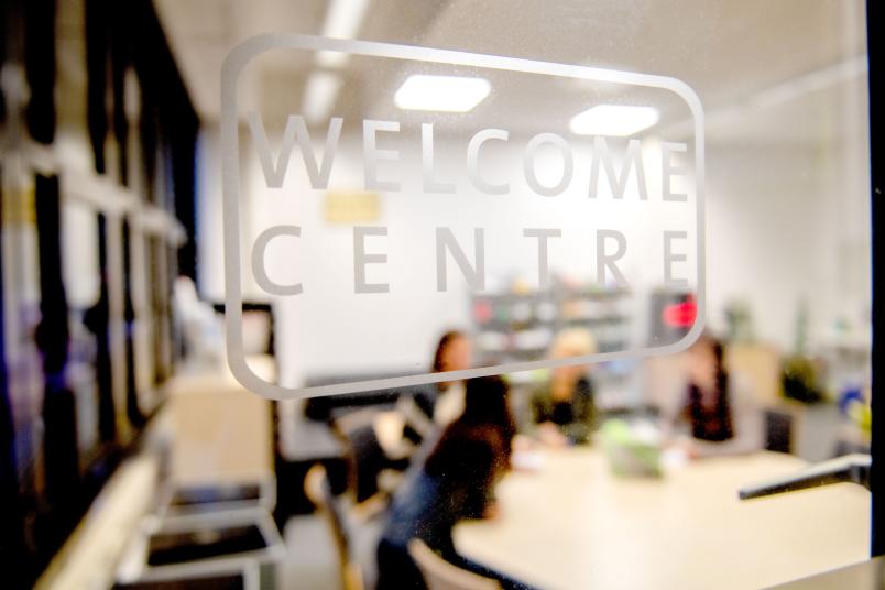 Fensterscheibe mit Aufkleber vom Welcome Centre