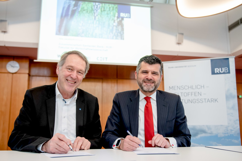 Axel Schölmerich und Fernando Silva unterzeichnen eine Kooperation.