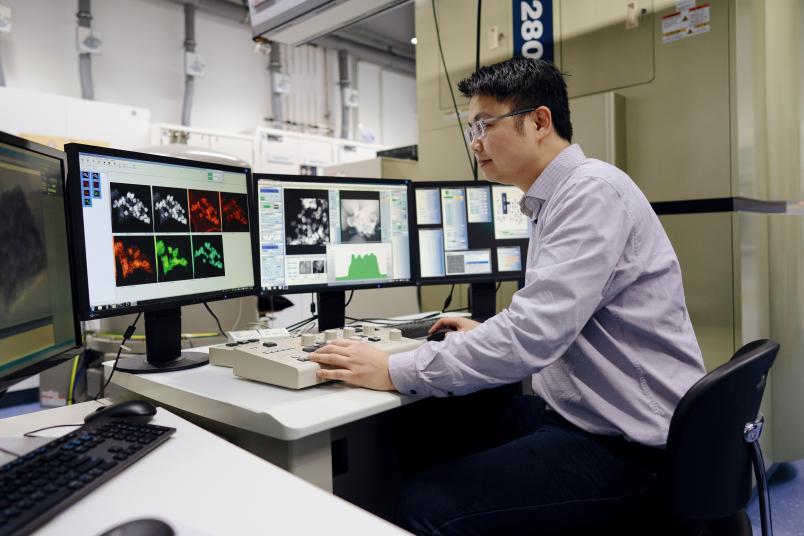 Forscher mit Transmissionselektronenmikroskop