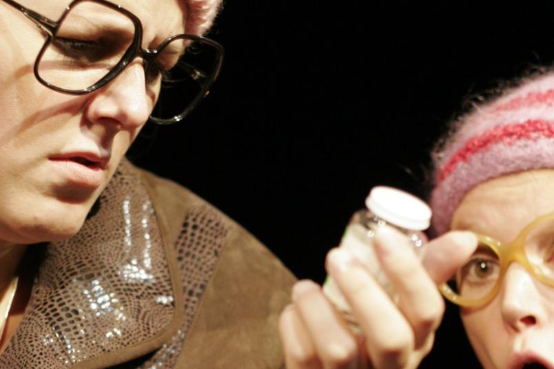Das Beschäftigtenensemble der RUB probt für die Aufführung von „Terrorismus“, zwei Schauspielerinnen sind zu sehen.