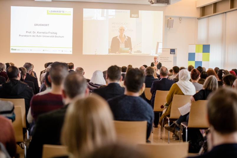 Veranstaltungssaal mit Publikum 