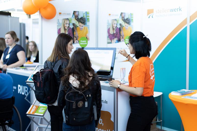 Studierende informieren sich auf der Stellenwerk-Jobmesse.