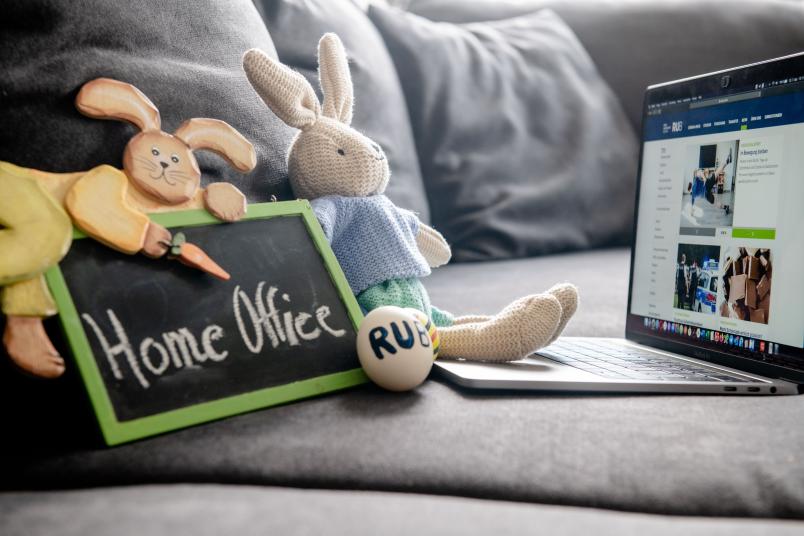 Osterhase im Homeoffice