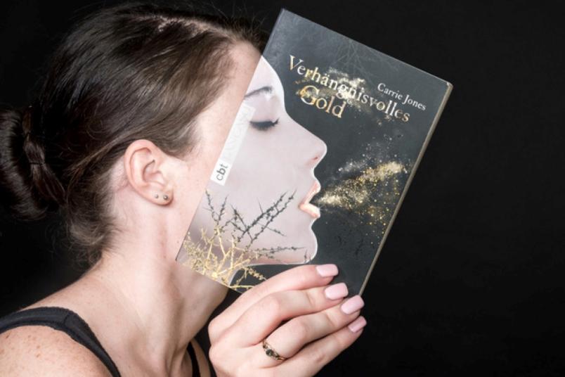 Frau mit durchsichtigem Buch und Funken