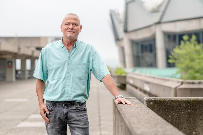 Mann auf dem Campus der RUB