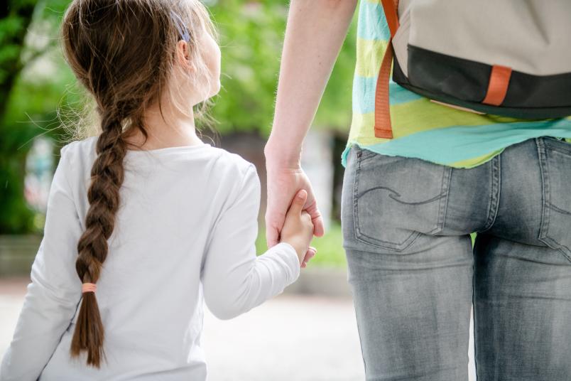 Mutter und Kind von hinten