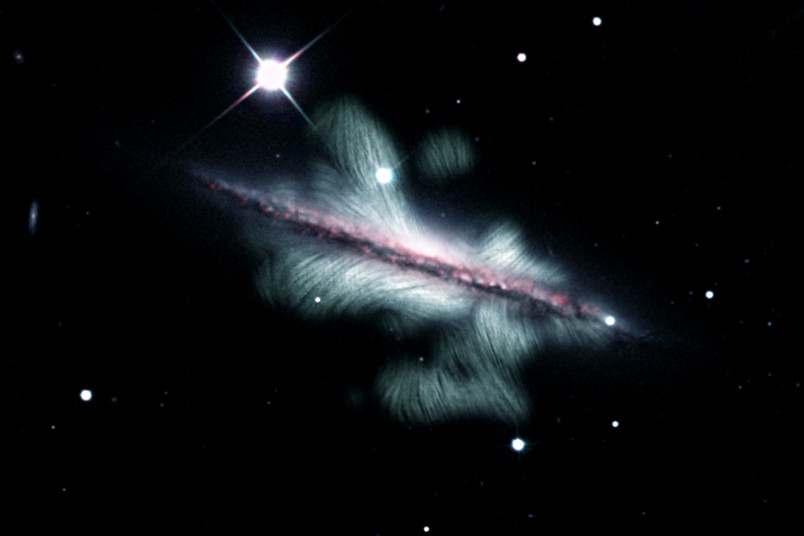 Spiralgalaxie NGC 4217 mit Magnetfeld